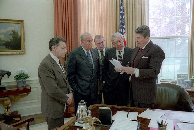 1280px-President_Ronald_Reagan_meets_with_aides_on_Iran-Contra.jpg