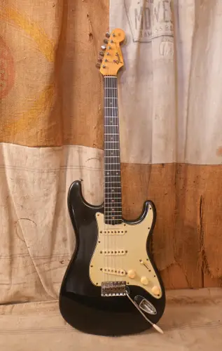 1960-fender-stratocaster-black-refin.webp