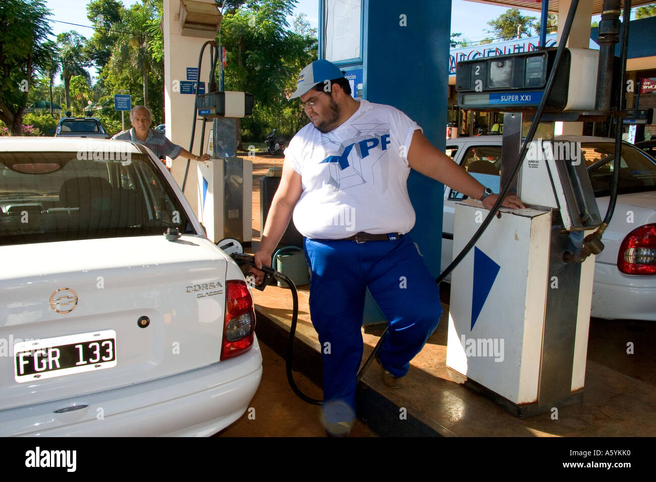 man-pumping-gas-at-a-gas-station-in-argentina-A5YKK0.jpg