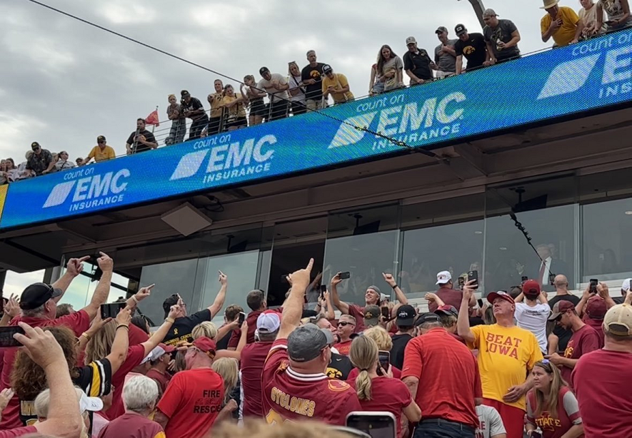 trump flipped off in iowa.png