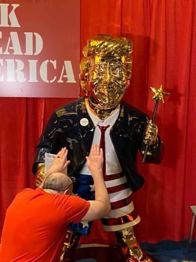 Trump golden-statue-man-bows-down.jpg