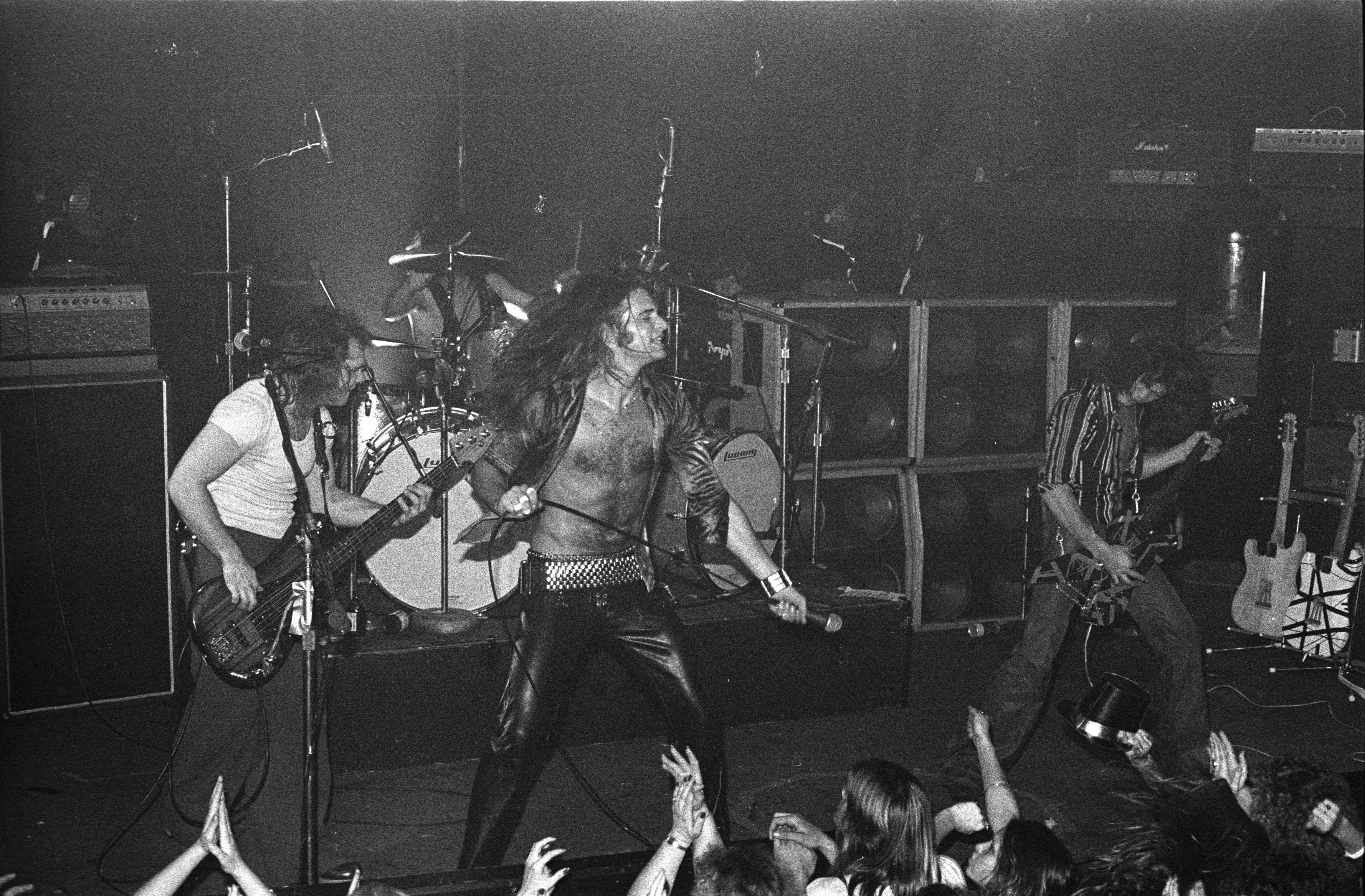van-halen-performs-at-the-whisky-a-go-go-1977-v0-ETZDk8sZN9SdvLCG-Xzq7TSChQkMLLQWpS2HXn0I4m4.webp