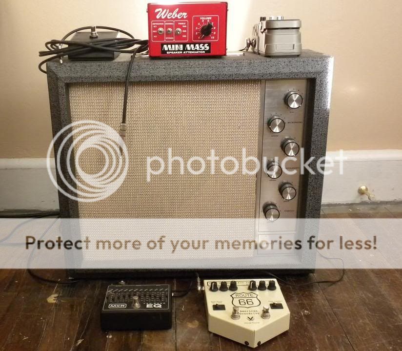 Livingroomamp.jpg