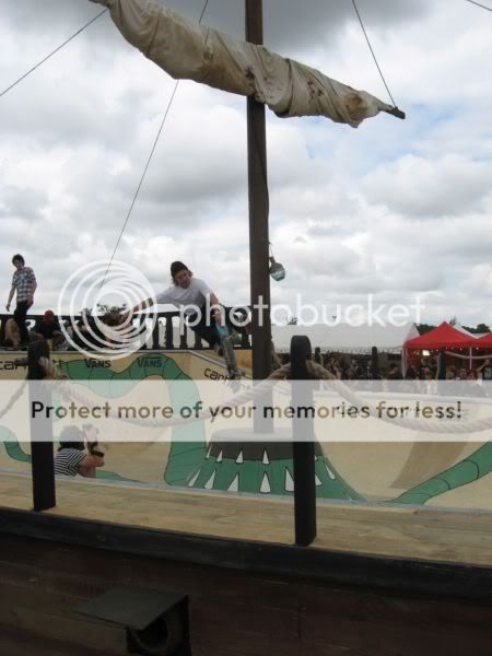 04Skateboardfootplant.jpg
