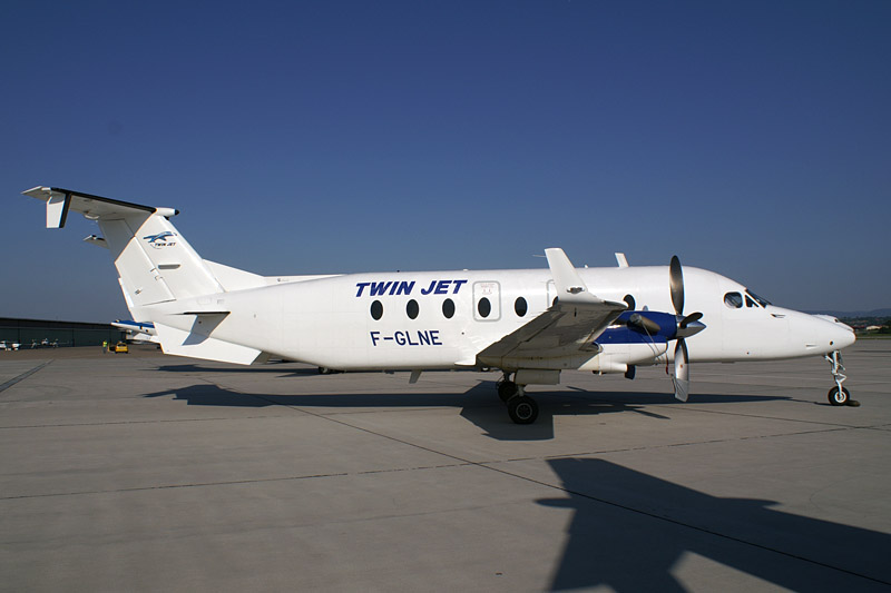 Twin_Jet_B190_F-GLNE.jpg