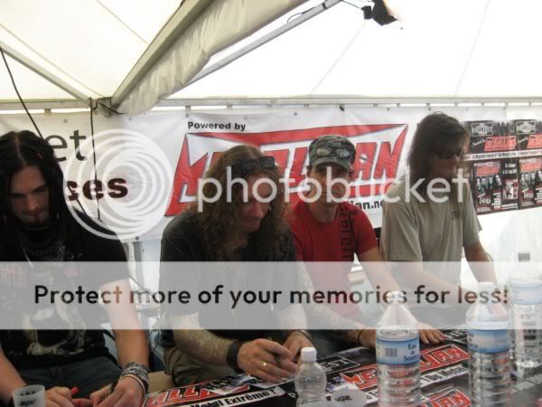 25Helloweensigning.jpg